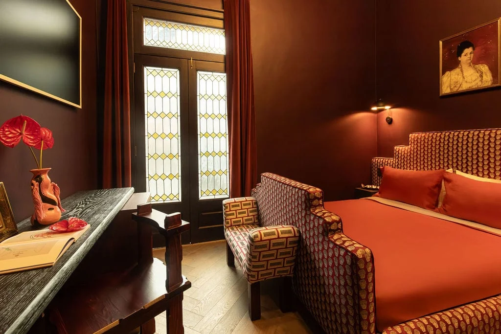 Room Burgundy