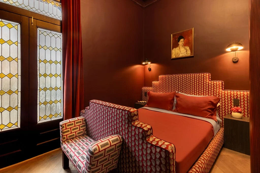 Room Burgundy