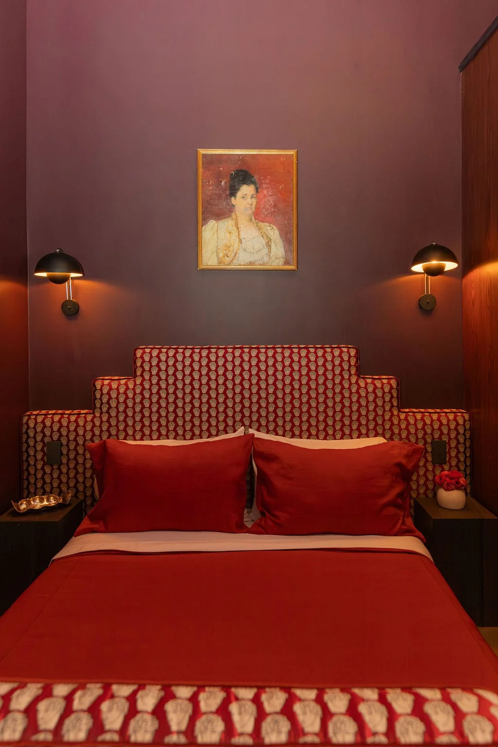 Room Burgundy